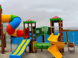 Si deseas tener un espacio extremo con circuitos completos y divertidos, El modulo de madera Extrem Force es el indicado para ti.