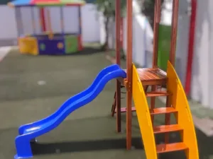 El Módulo de Madera Plywood One es un de juego completo con una torre, tobogán, escalera, mini-trepado y paneles decorativos. Especial para tus niños.