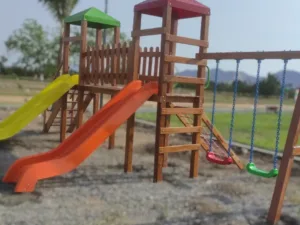 Módulo de Madera Innova 2 Torres es fabricado en madera y fibra de vidrio. Ideal para parques y áreas recreativas. Durabilidad y seguridad garantizadas.