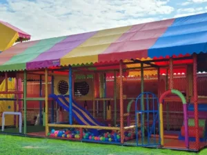 Laberinto Alfa: Explora el nuevo Laberinto Alfa con piscina de pelotas grande, tobogán mellizo, futbito y más. Construido con estructura galvanizada y detalles de alta calidad. ¡Diversión segura para niños de todas las edades!