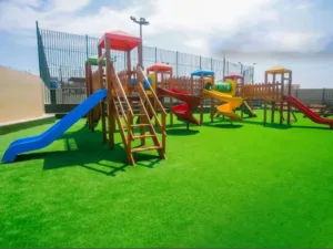 Modulo de Madera Six Towers, un juego completo con 6 torres, toboganes, túneles. Ideal para parques y áreas recreativas, combinando diversión y seguridad.