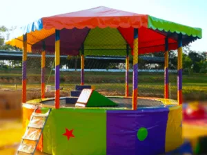 Descubre la cama saltarina circular con techo ideal para diversión segura. Perfecta para niños y adultos, fácil de montar y resistente. Uso para interiores.