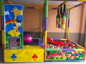 En la cama saltarina + piscina de pelotas, los niños tienen garantizadas horas de diversión. Especial para estimular la interacción y las sensaciones.
