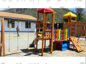 Módulo de Madera 04 con torres de huayruro, toboganes de fibra de vidrio, columpios y más. Estructura robusta, ideal para juegos al aire libre.