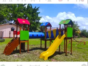 El Módulo de Madera Plywood Three, es un juego completa con torres, toboganes, túnel, puente y paneles decorativos. Ideal para parques y áreas recreativas.