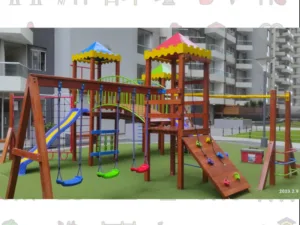 Módulo de Madera Privated: estructura de juego con torres, toboganes, columpios y puentes. Fabricado en madera huayruro y fibra de vidrio resistente.