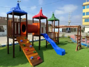 El Módulo de Madera Seal ofrece una estructura de juego completa con tres torres con techo modelo Foca, tobogán onda, túnel reforzado, puente inclinado, rampa alpinista y pasamanos de madera. Ideal para fomentar la aventura y el desarrollo físico en un entorno seguro.