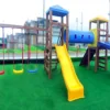 El Módulo de Madera All in One es la solución ideal para cualquier área de recreo que desee ofrecer una experiencia de juego completa y variada para los niños. Con un diseño inteligente y multifuncional, este módulo de 9.10 x 4.50 x 3.30 metros cuenta con una estructura robusta y segura, fabricada con materiales de alta calidad, que asegura la durabilidad y resistencia frente al uso intensivo. Este módulo incluye dos torres con techo, que proporcionan puntos elevados desde donde los niños pueden observar y jugar, conectadas por un túnel clásico que añade un toque de aventura al diseño. Para un descenso lleno de emoción, los pequeños pueden elegir entre un tobogán onda o un tobogán caracol, cada uno ofreciendo una experiencia de deslizamiento única. La escalera de madera y la rampa alpinista fomentan la actividad física y el desarrollo de habilidades motoras, mientras que el pasamanos de madera ofrece apoyo adicional durante los juegos más dinámicos. Además, el módulo cuenta con un columpio de tres asientos, permitiendo que varios niños se diviertan simultáneamente. Este módulo está diseñado para ofrecer un entorno seguro y divertido, ideal para parques, jardines y áreas recreativas. ¡Inspira la imaginación y el movimiento de los niños con el Módulo de Madera All in One y crea momentos inolvidables de juego y aventura!