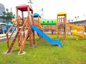 El Módulo de Madera Huayruro 2: juego con torres, toboganes, túnel, puente fijo, rampa, trepado de soga y escalera de madera. Ideal para áreas recreativas.