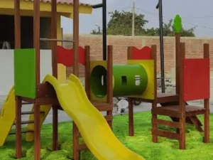 El Módulo de Madera Mini Plywood combina torres, tobogán, mini-túnel y rampa. Ideal para jardines y áreas pequeñas, diversión segura y desarrollo físico.