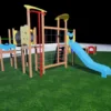 El Módulo de Madera Boomerang Adventure con 4 plataformas, tobogán recto, túnel de fibra, rampa alpinista y más. Ideal para estimular la imaginación y el desarrollo físico de los niños en áreas recreativas.